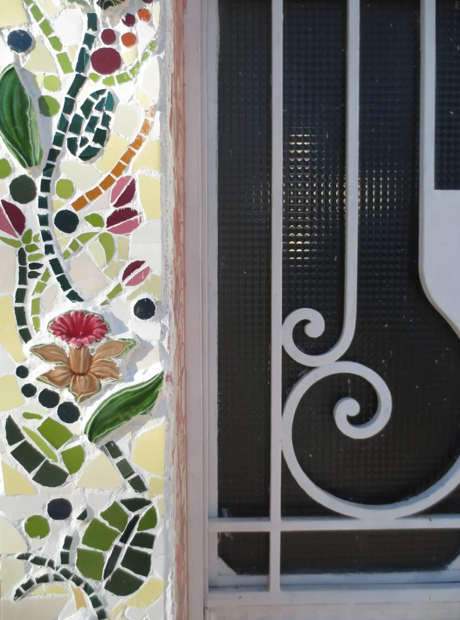 Detalle del mural: reja y flores en trencadís