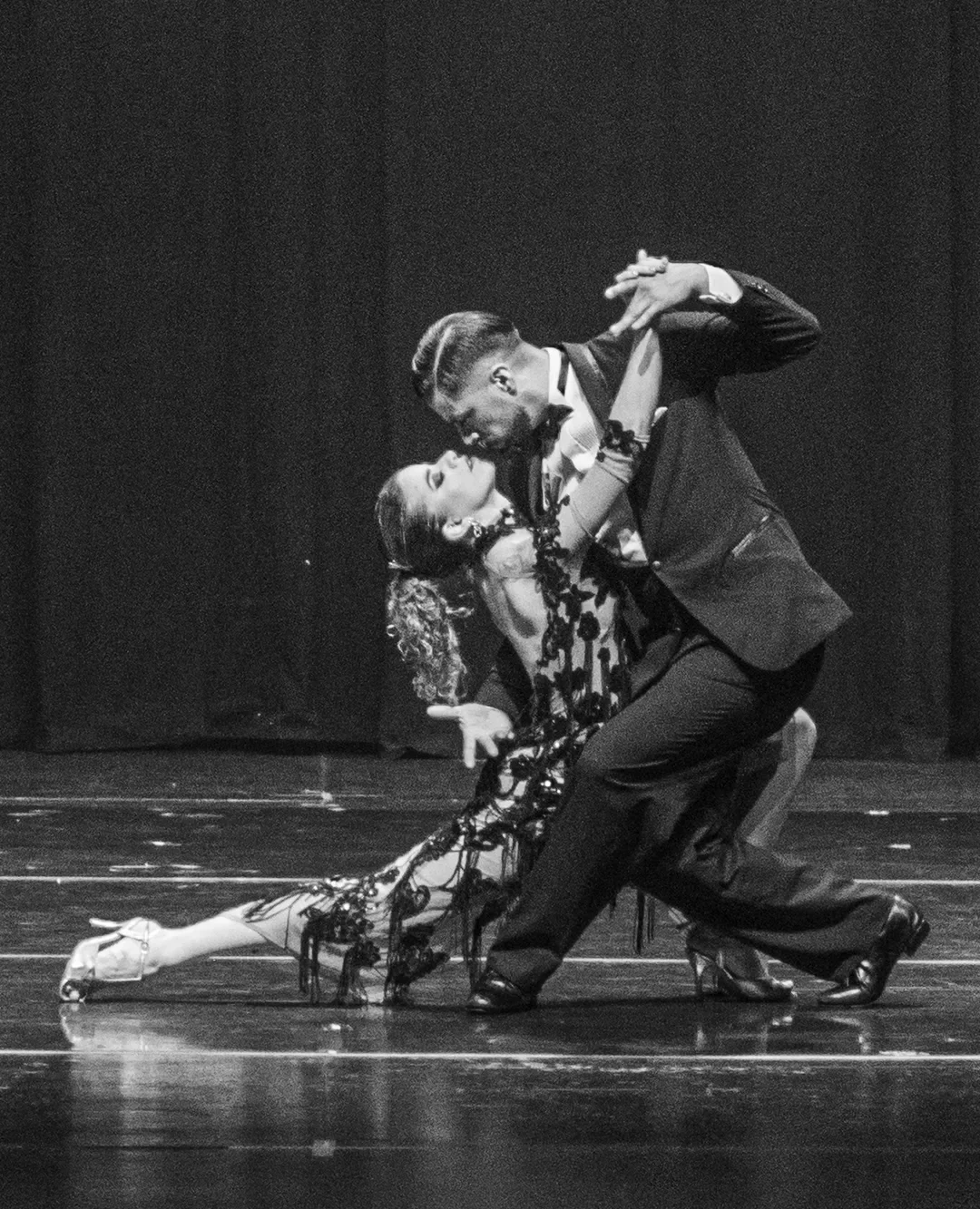 Tango en escena, en blanco y negro