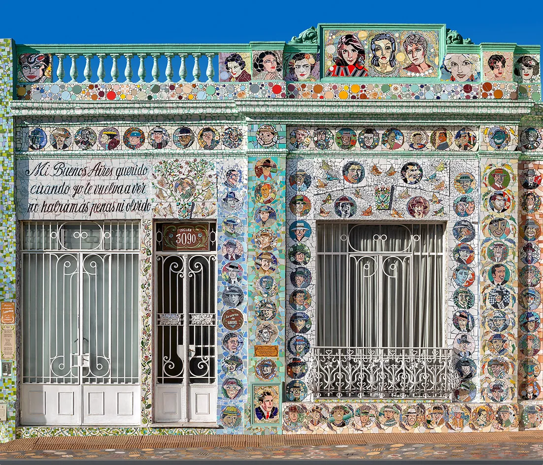 Fachada de La Sonrisa de Gardel, mosaico en Inclán 3090